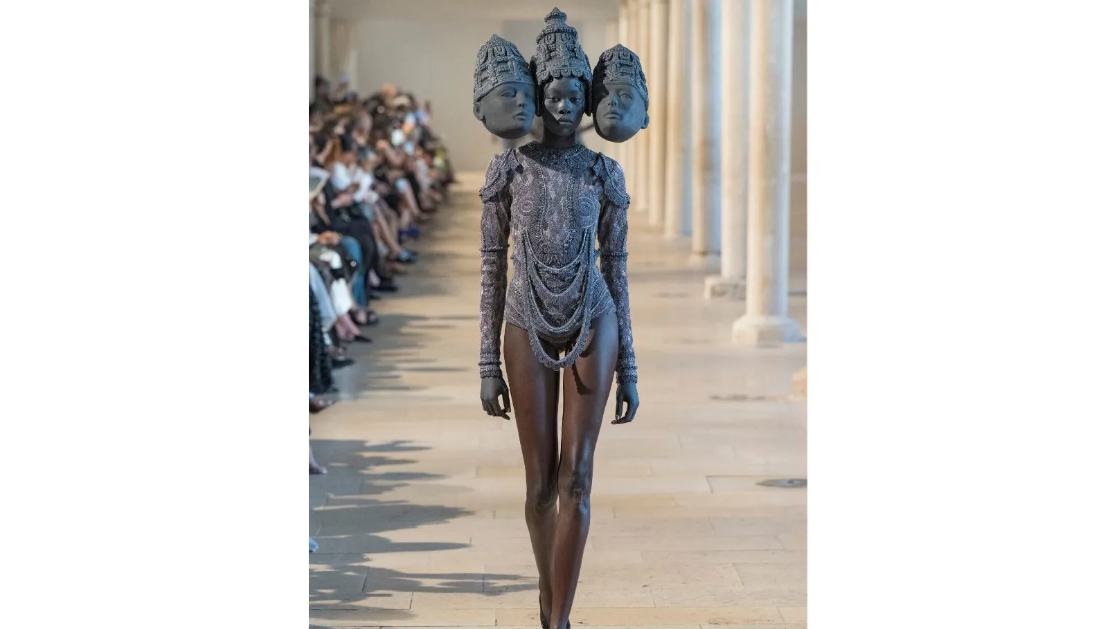La Fusion de la Mode et de l'Architecture : Rahul Mishra s'Inspire des Temples pour sa Nouvelle Collection de Haute Couture